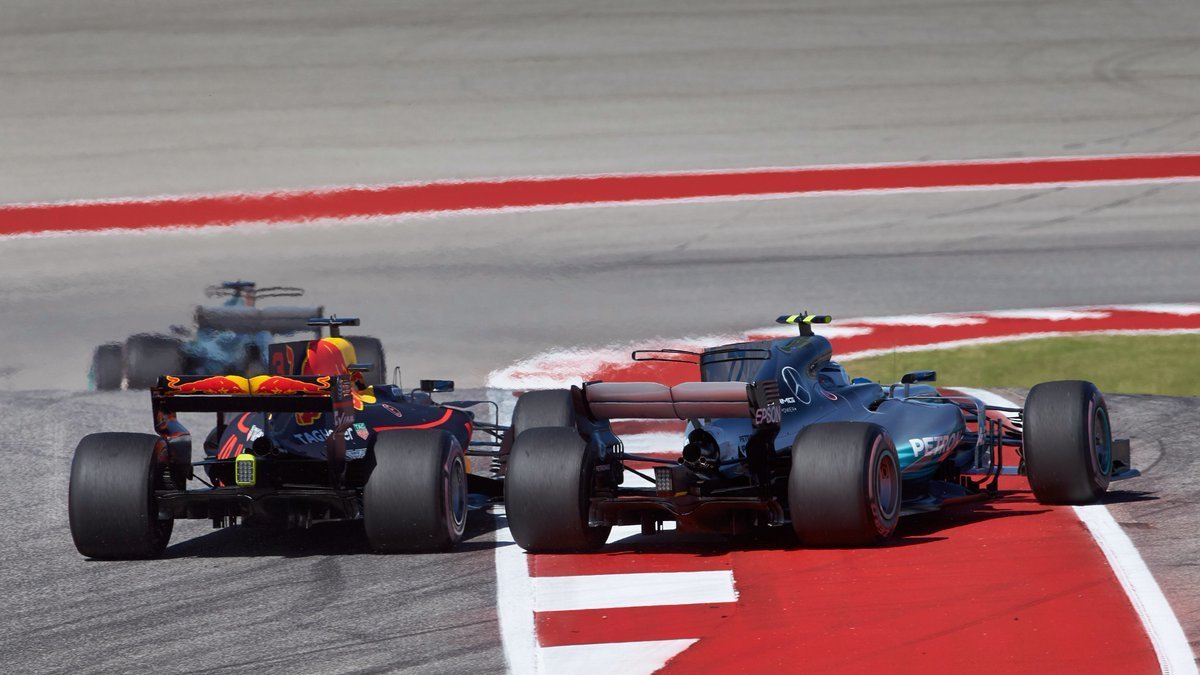 Valtteri Bottas v souboji s Maxem Verstappenem