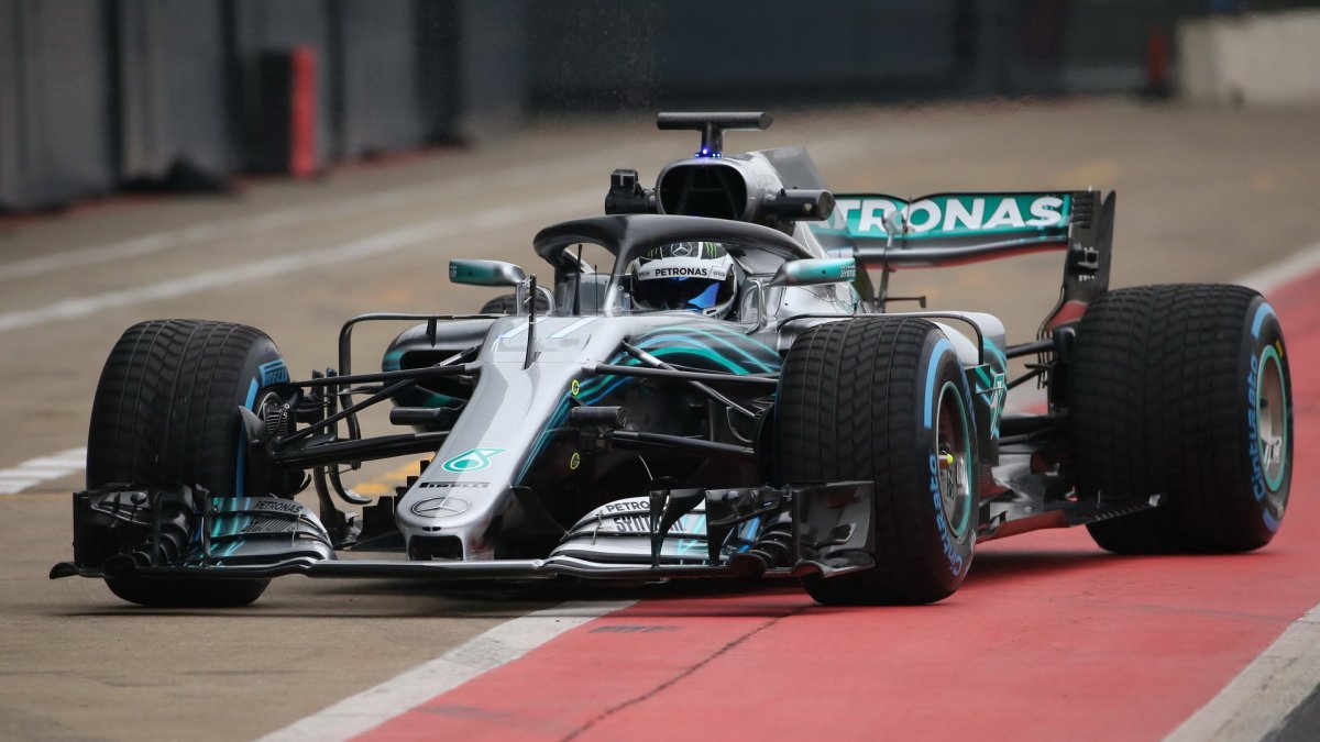 Valtteri Bottas prohání nový Mercedes W09 po trati v Silverstone