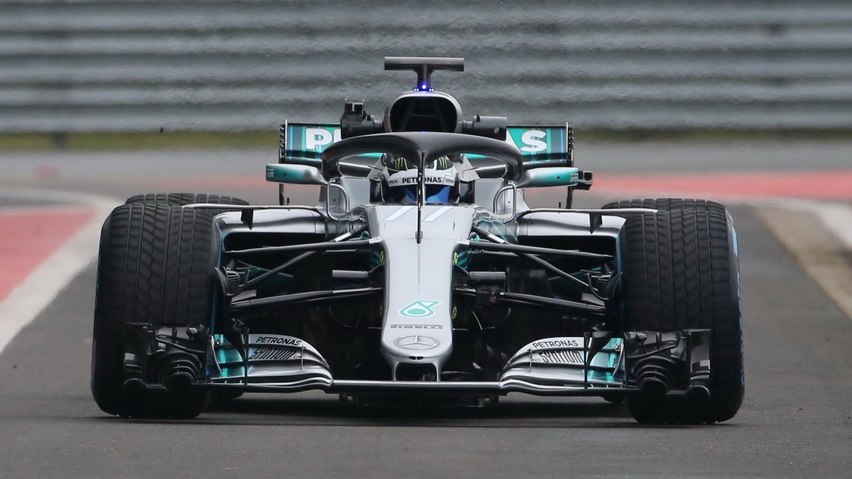 Valtteri Bottas prohání nový Mercedes W09 po trati v Silverstone