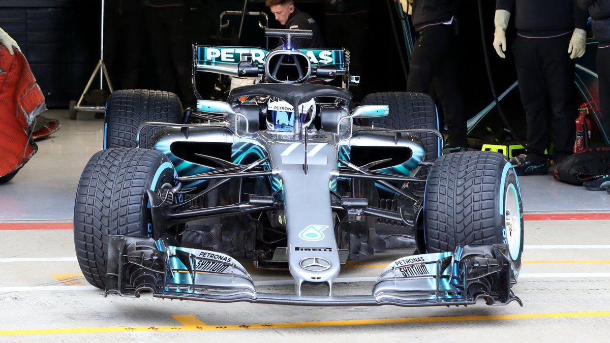 Valtteri Bottas prohání nový Mercedes W09 po trati v Silverstone
