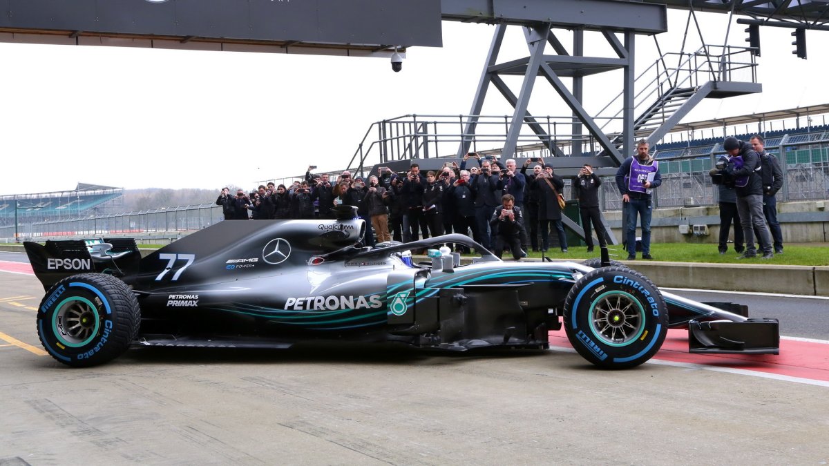 Valtteri Bottas prohání nový Mercedes W09 po trati v Silverstone