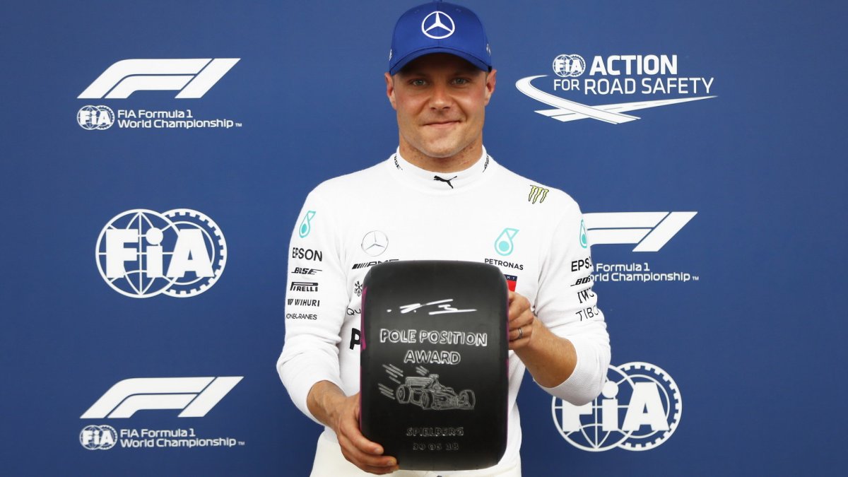 Valtteri Bottas a jeho pole position po kvalifikaci v Rakousku
