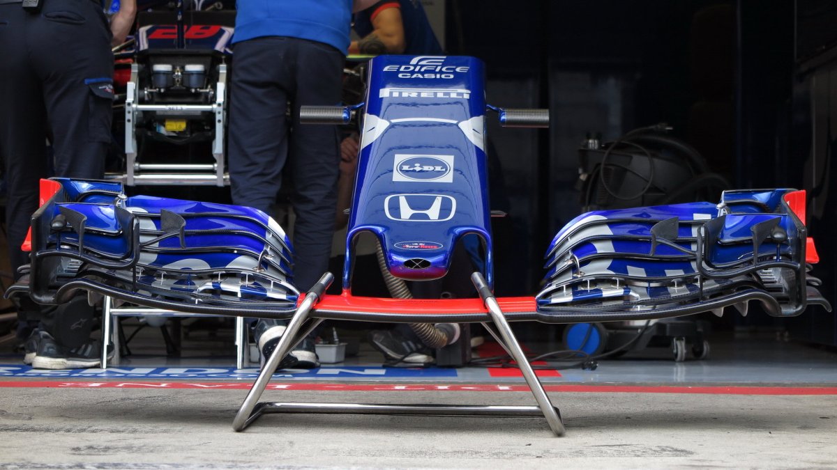 Detail nového předního křídla Torro Rosso v 1.tréninku v Rakousku
