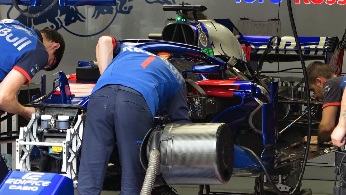 Přpravy vozu Torro Rosso v 1.tréninku v Rakousku