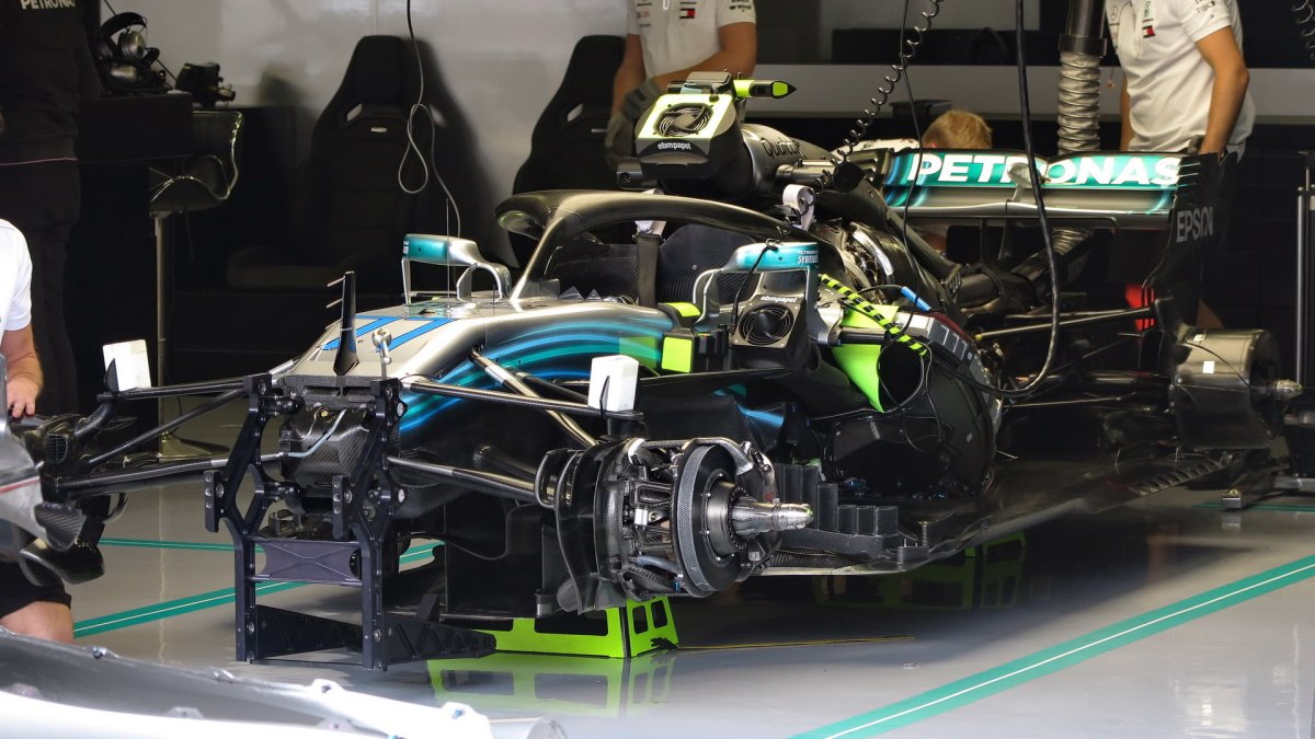 Odstrojený Mercedes W09