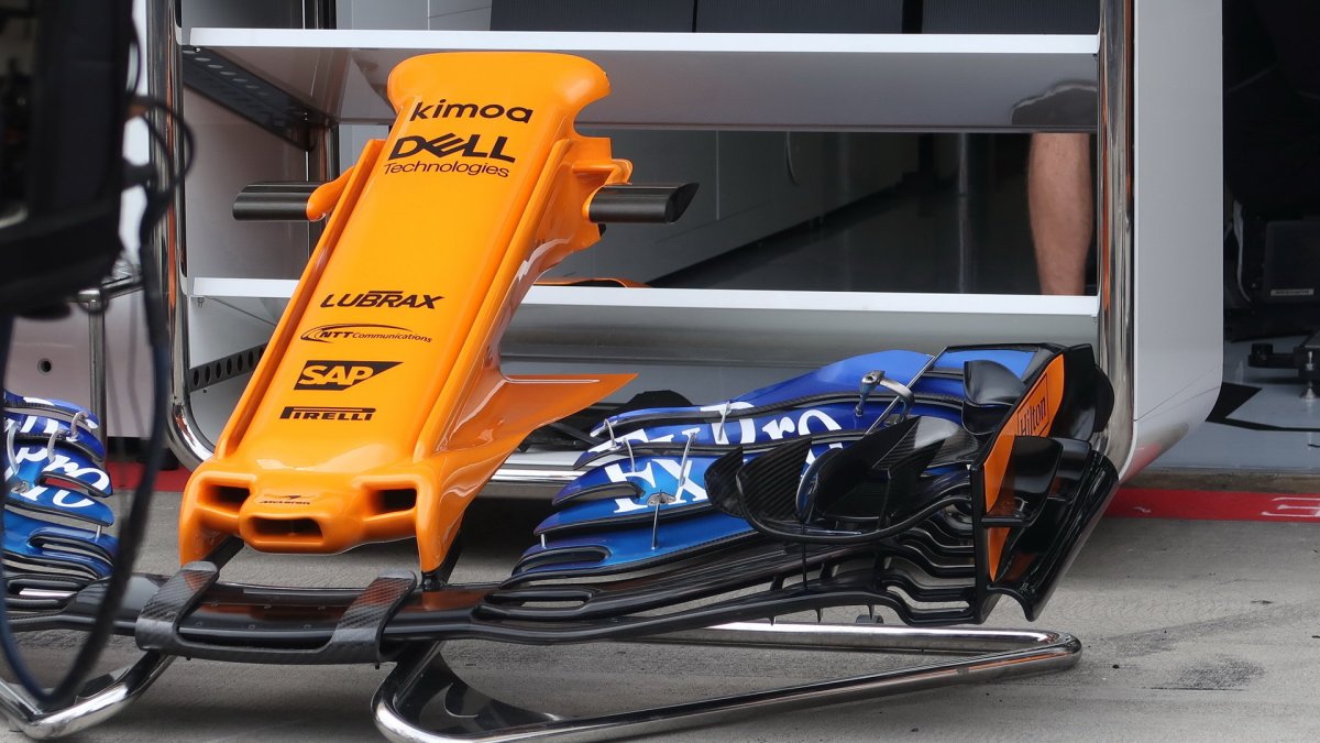 Detail předního křídla vozu McLaren v Rakousku