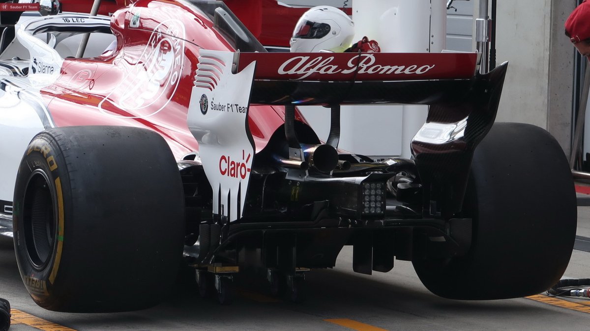 Detail zadního křídla a výfuku vozu Sauber v Rakousku