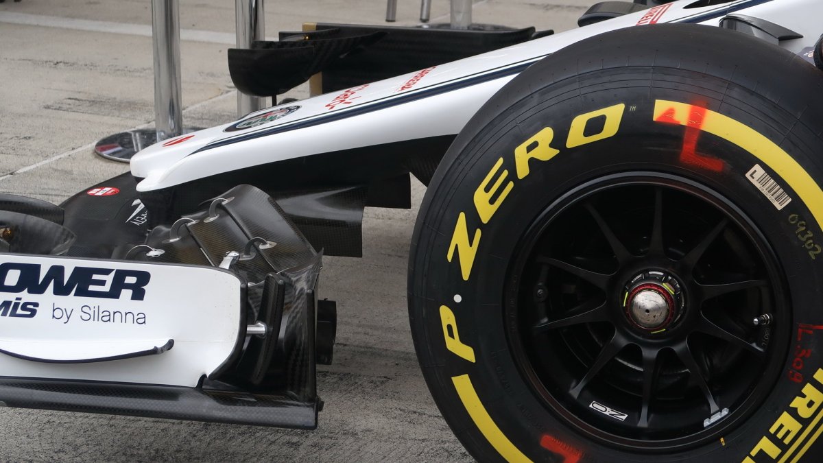 Detail předního křídla vozu Sauber v Rakousku