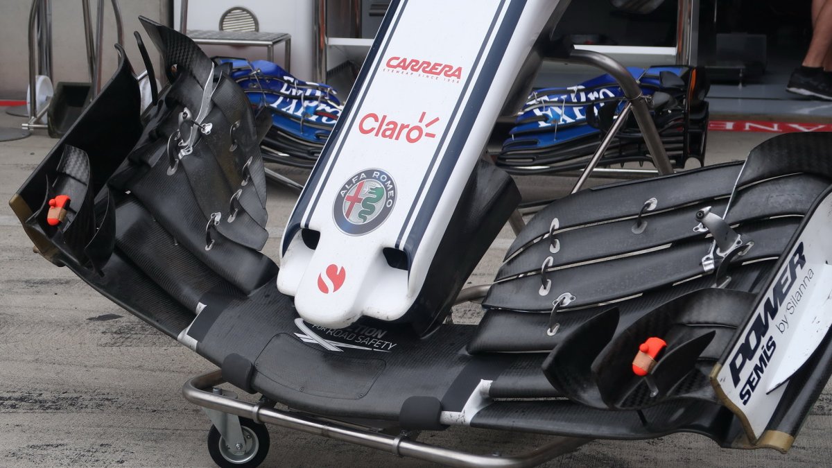 Detail předního křídla vozu Sauber v Rakousku
