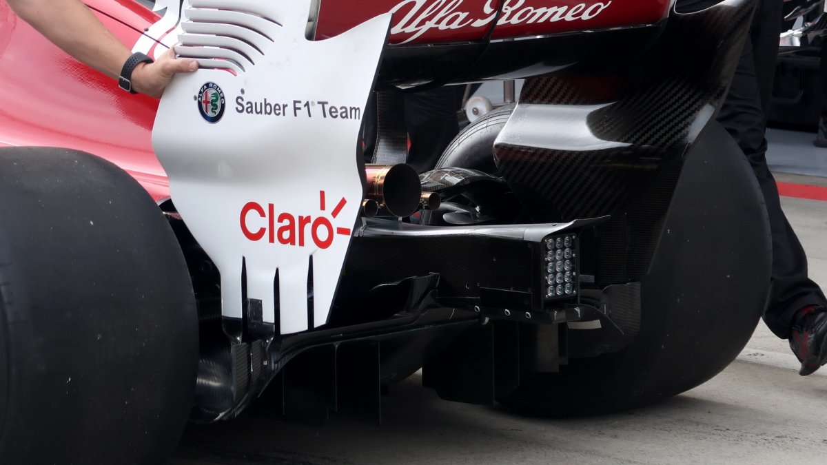 Detail zadního křídla, difuzoru a výfuku vozu Sauber v Rakousku