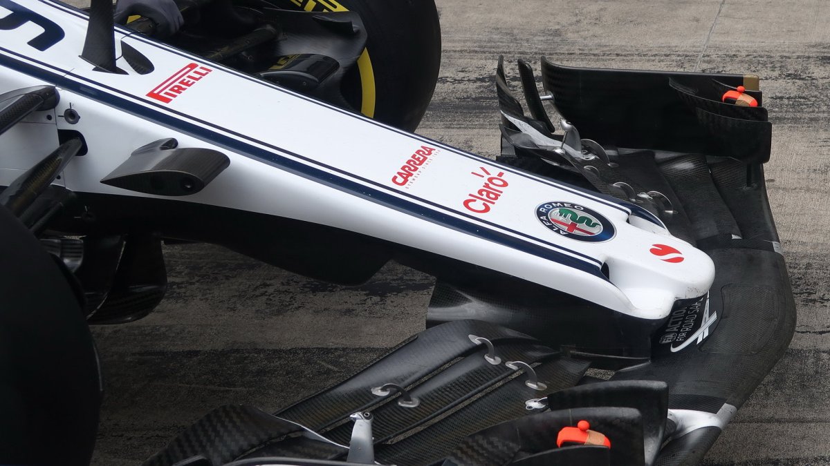 Detail předního křídla vozu Sauber v Rakousku