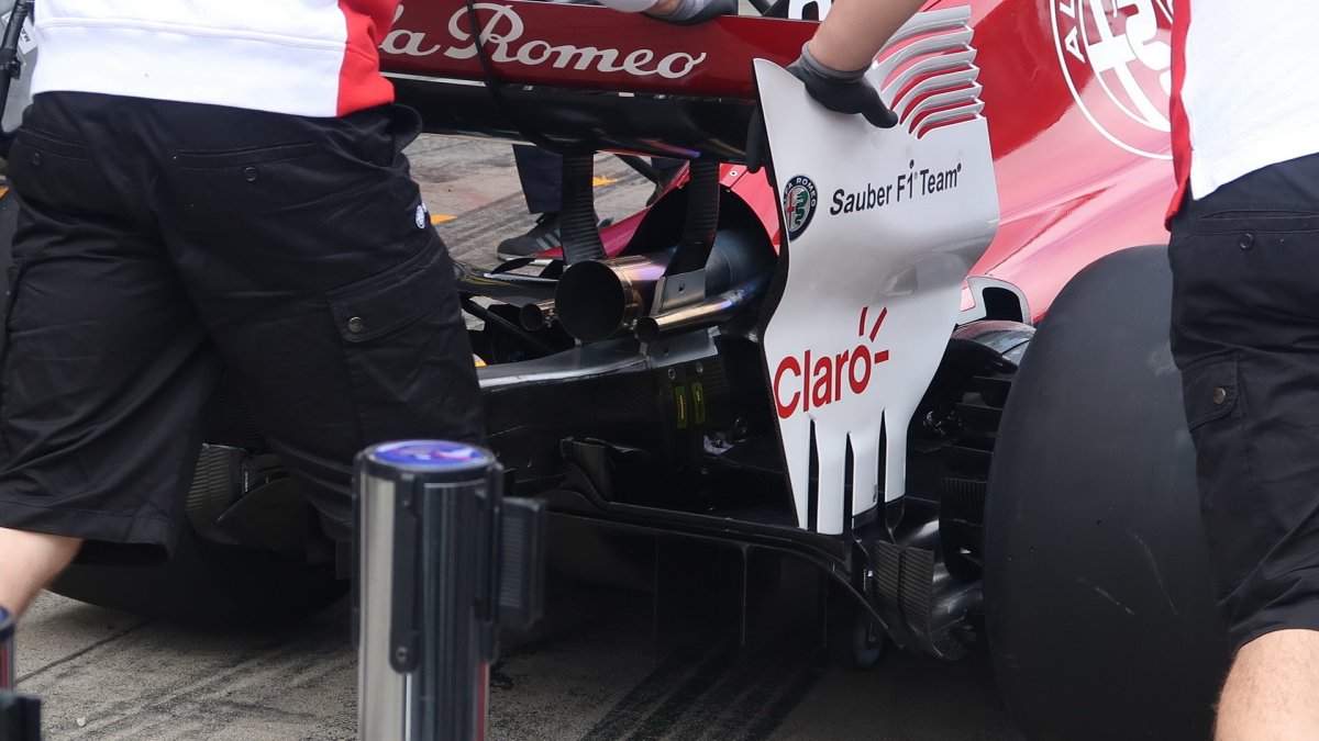Detail zadního křídla a výfuku vozu Sauber v Rakousku