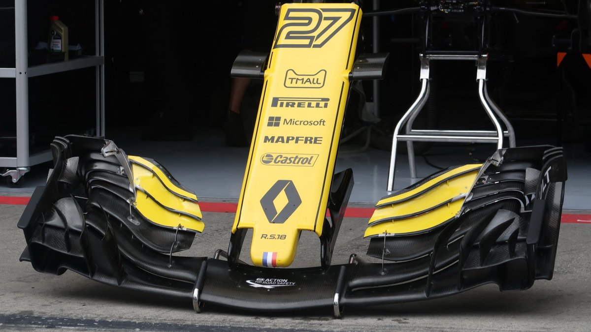 Detail předního křídla vozu Renault v Rakousku