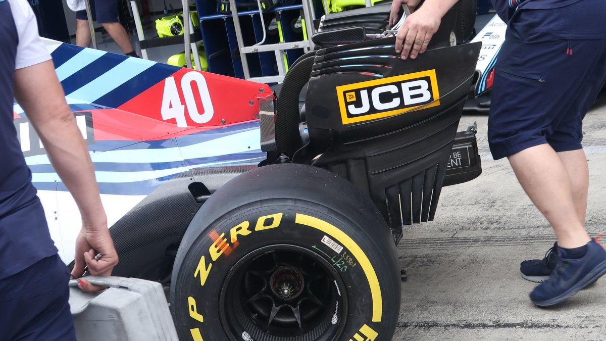 Detail zadního křídla vozu Williams v Rakousku