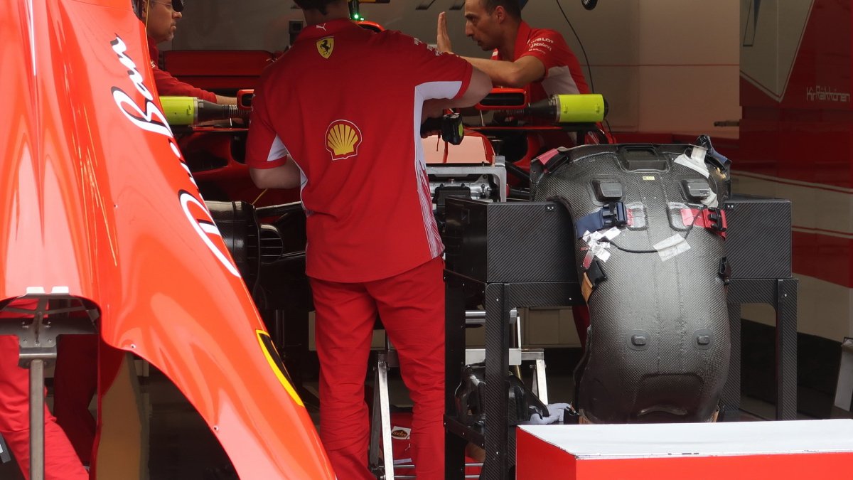 Přípravy na voze Ferrari plus sedačka v Rakousku