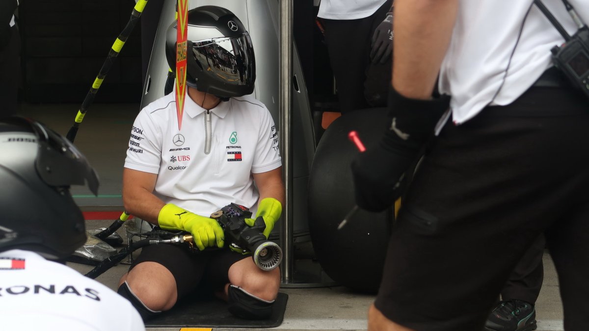 Mechanici týmu Mercerces tréninují výměnu pneumatik v Rakousku