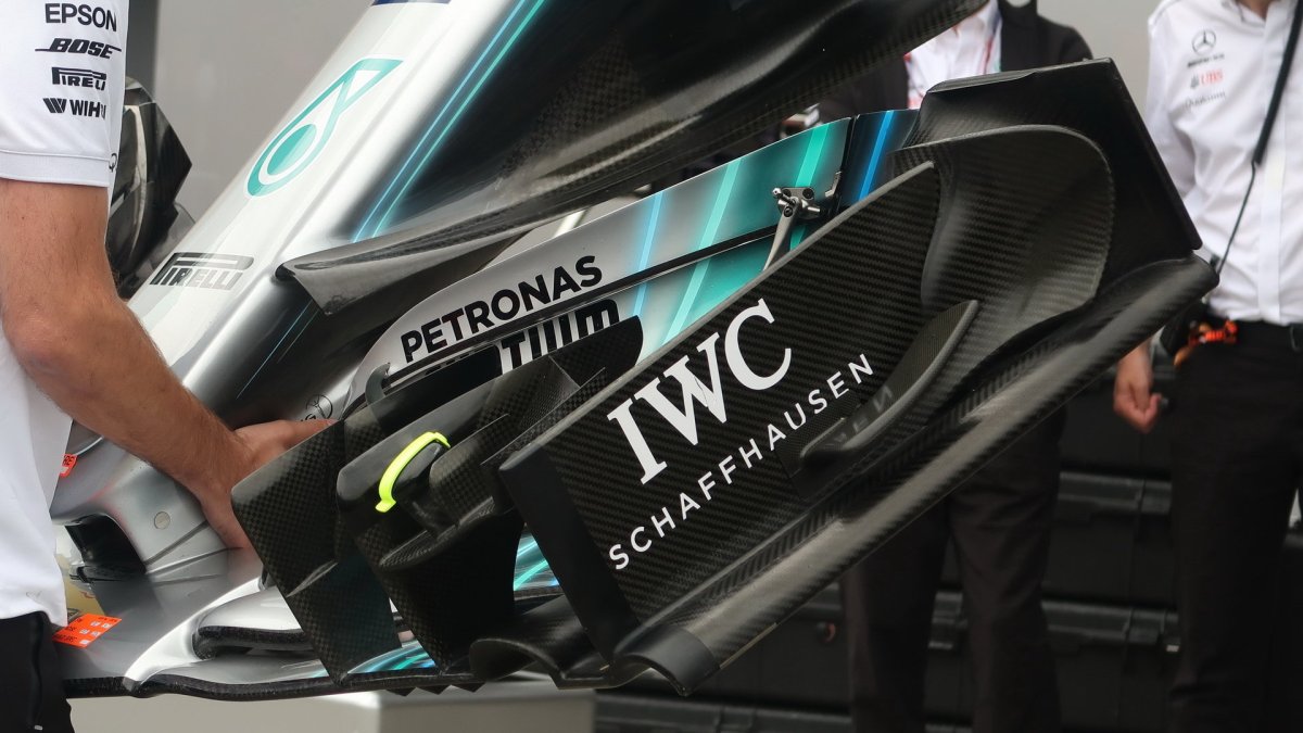 Detail předního křídla vozu Mercerces v Rakousku