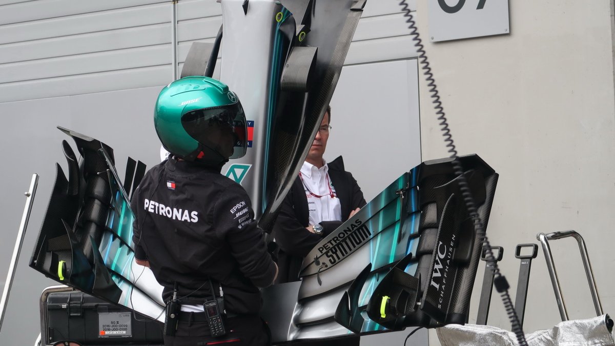 Přední křídlo vozu Mercerces v Rakousku