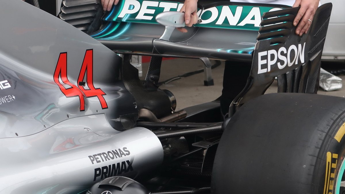 Detail zadního křídla a výfuku vozu Mercerces v Rakousku