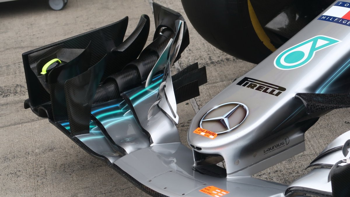 Detail předního křídla vozu Mercerces v Rakousku