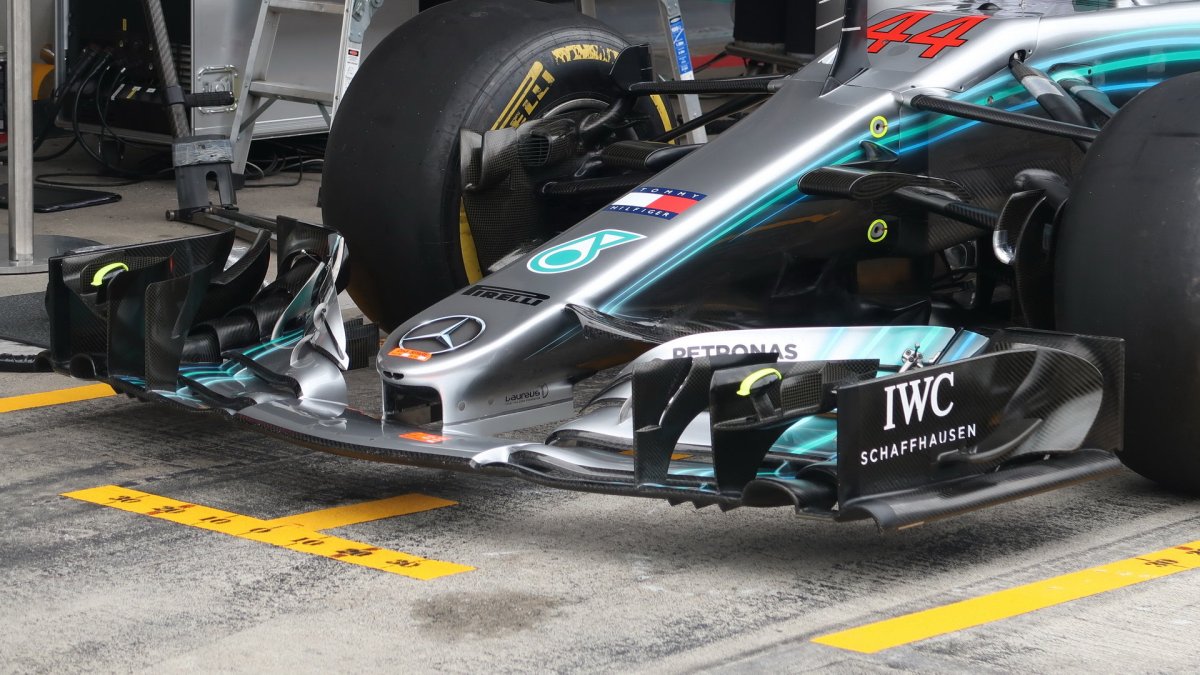 Detail předního křídla vozu Mercerces v Rakousku