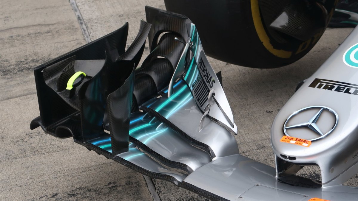 Detail předního křídla vozu Mercerces v Rakousku