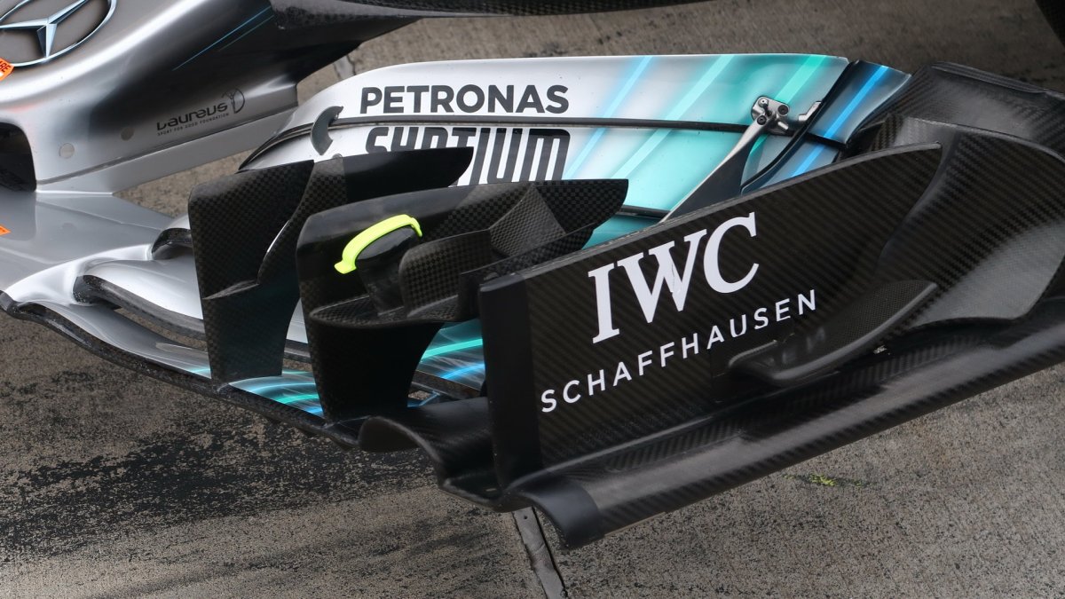 Detail předního křídla vozu Mercerces v Rakousku