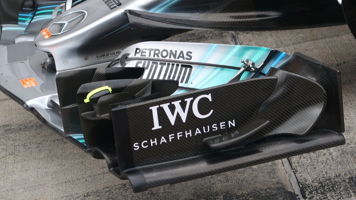 Detail předního křídla vozu Mercerces v Rakousku