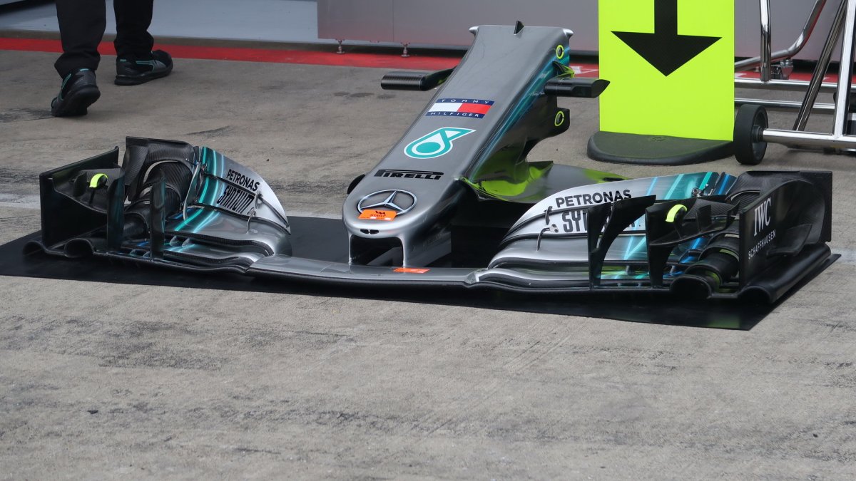 Detail předního křídla vozu Mercerces v Rakousku