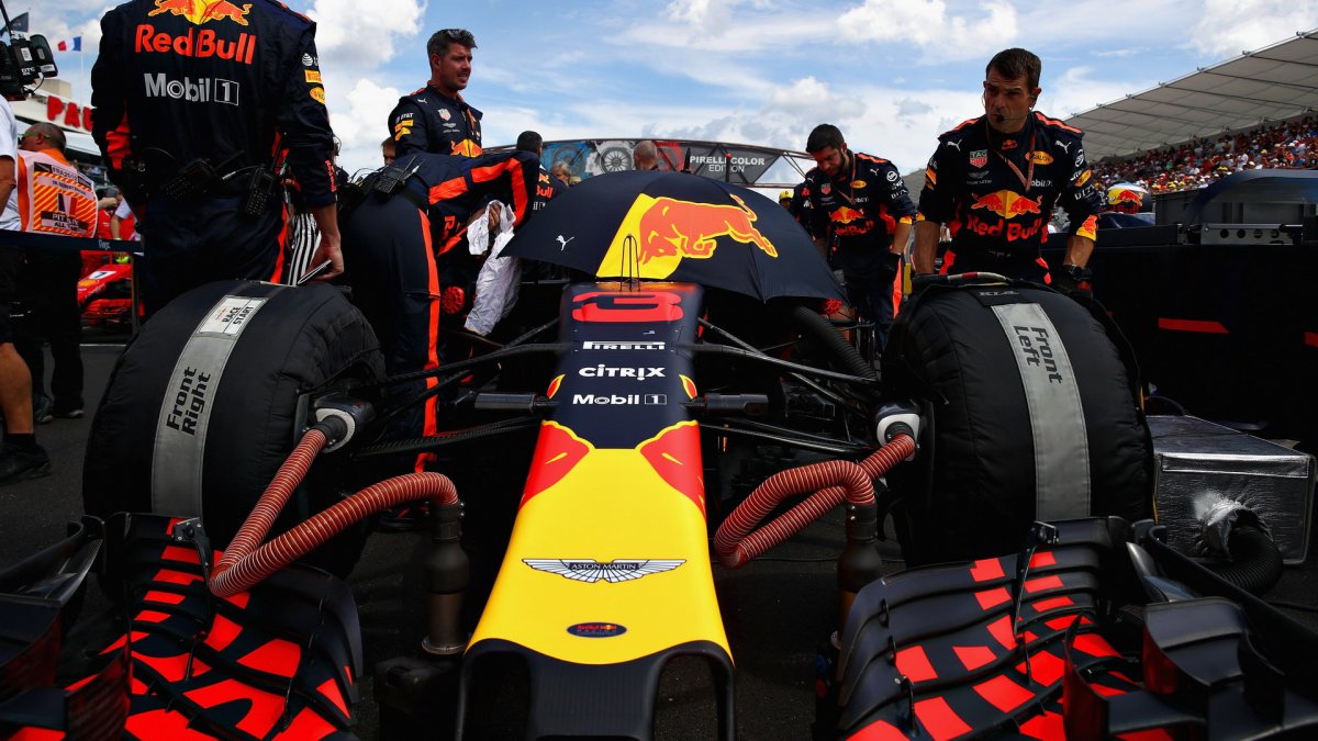 Detail vozu Red Bull před závodem ve Francii