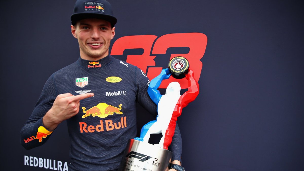 Max Verstappen se svou trofejí po závodě ve Francii