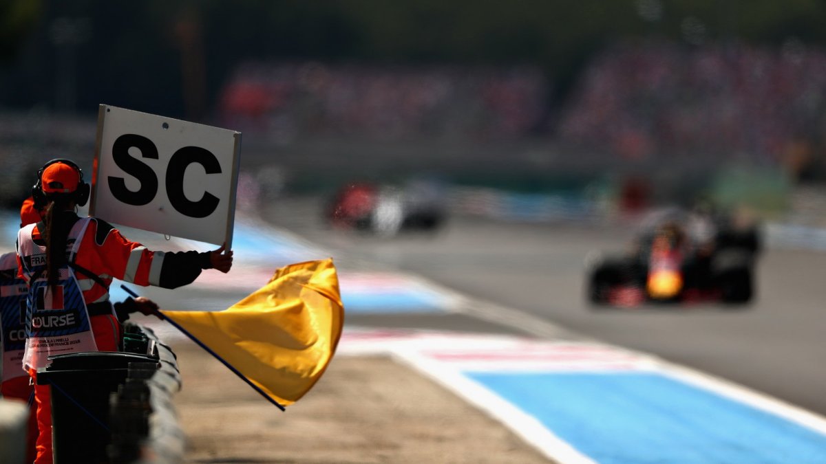 Safety Car po starotnovní kolizi v závodě ve Francii