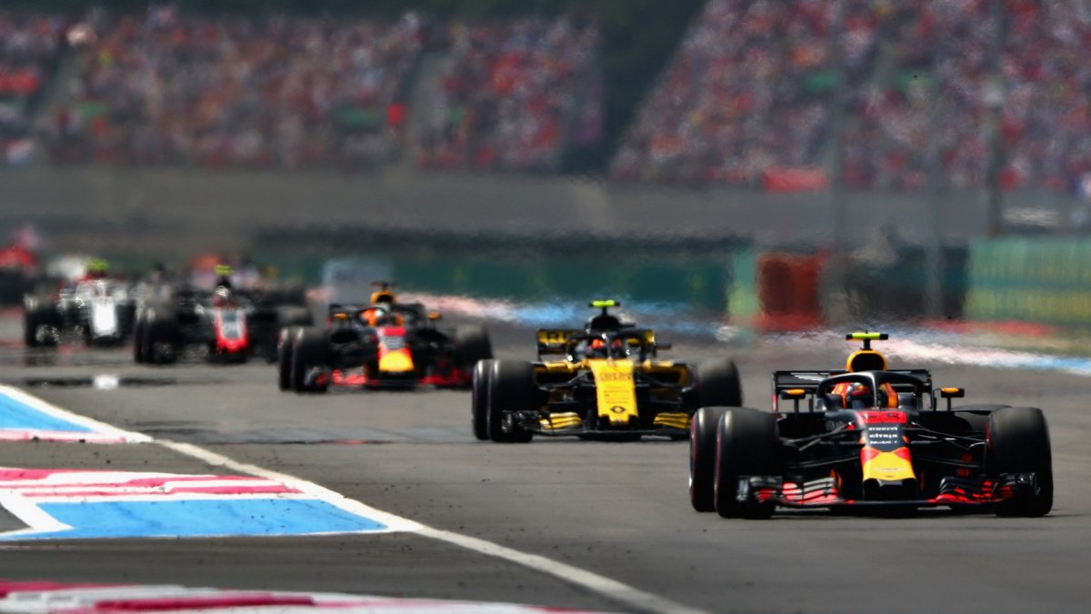 Max Verstappen a Carlos Sainz v závodě ve Francii