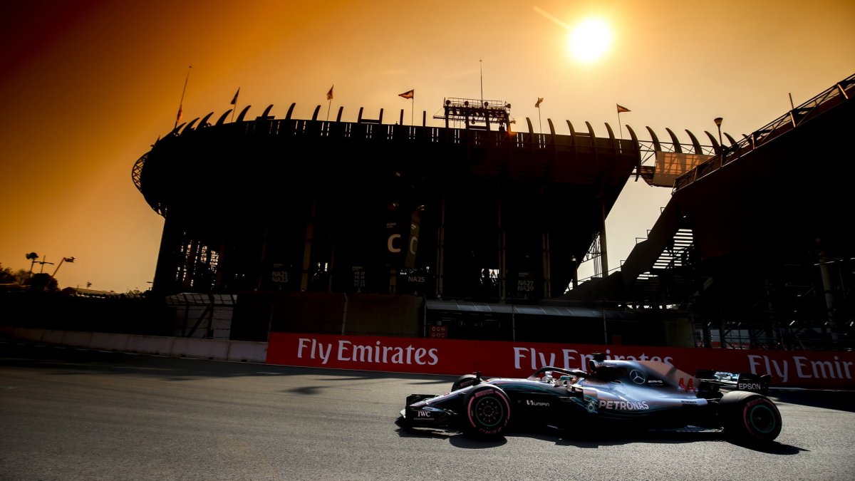 Lewis Hamilton v tréninku v Mexiku