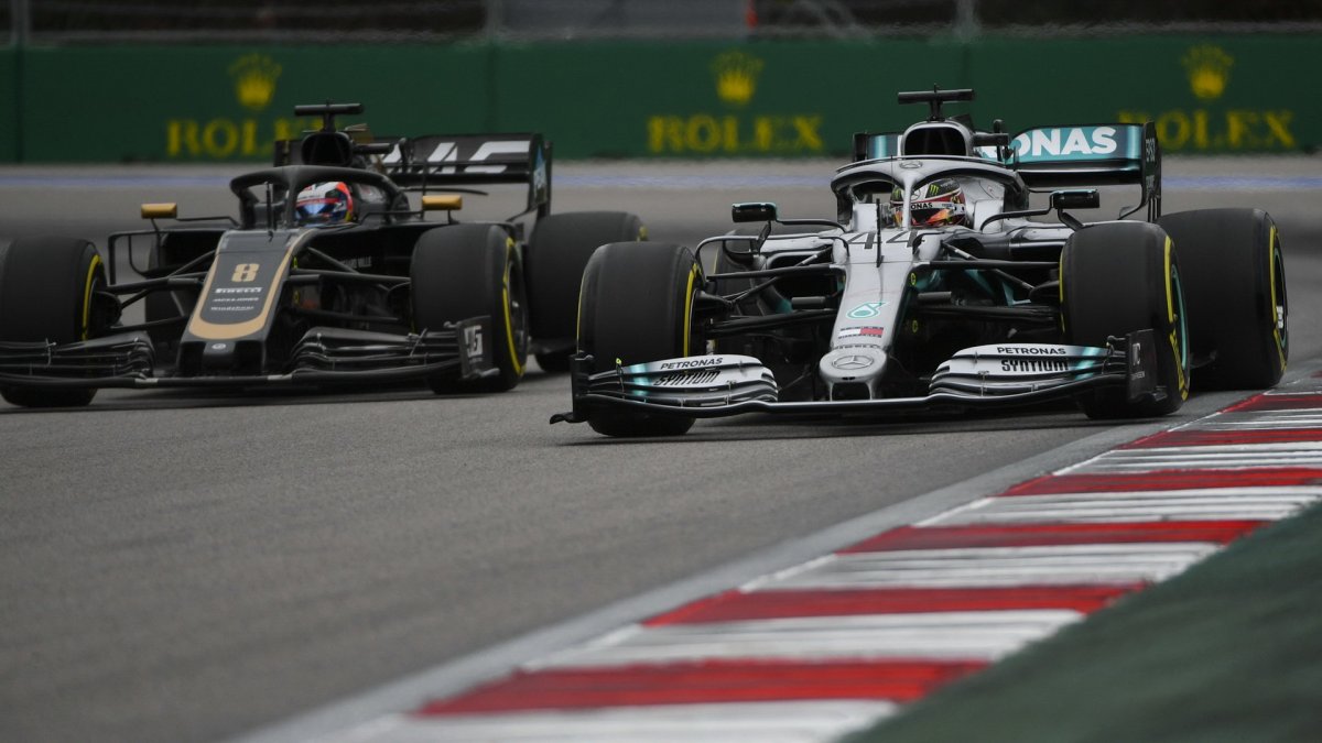 Lewis Hamilton a Roamin Grosjean v tréninku v Soči