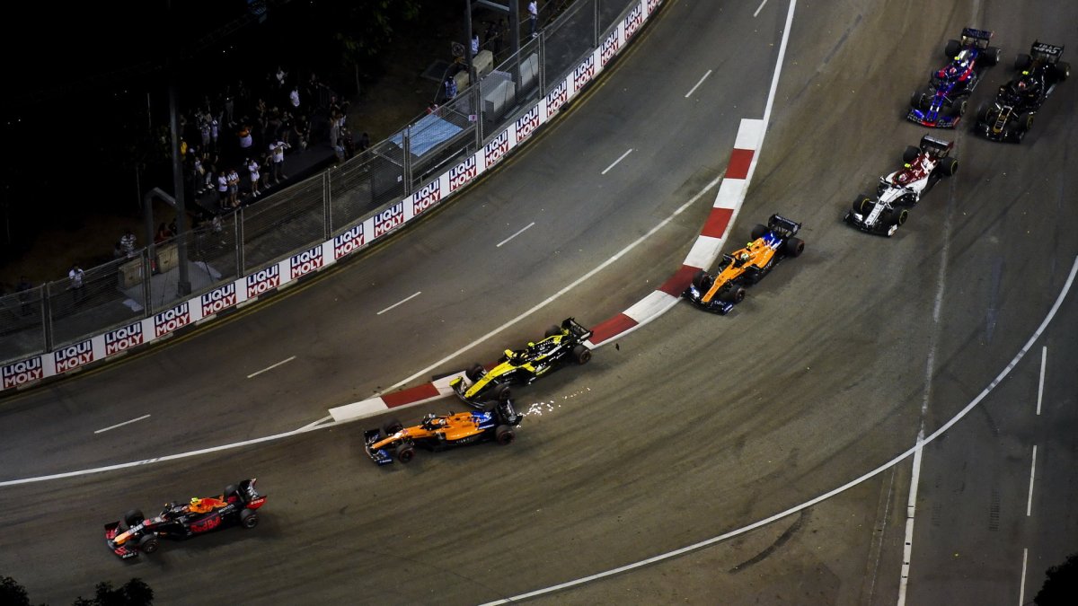 Carlos Sainz a Nico Hülkenberg v kolizi po startu závodu v Singapuru