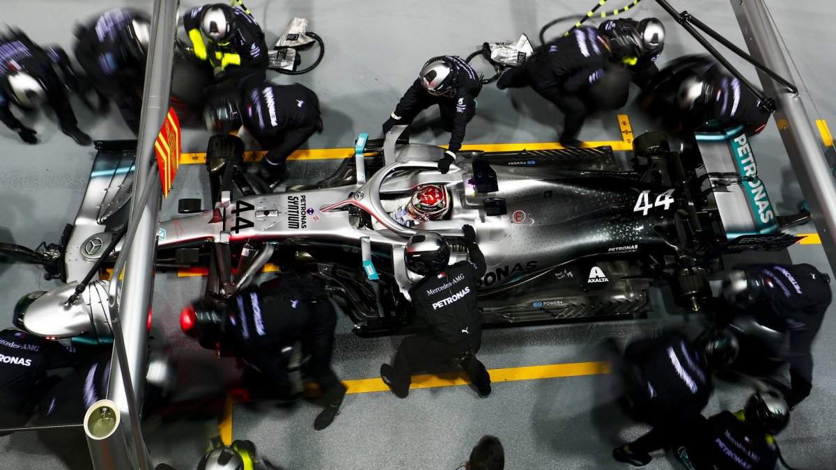 Lewis Hamilton v závodě v Singapuru