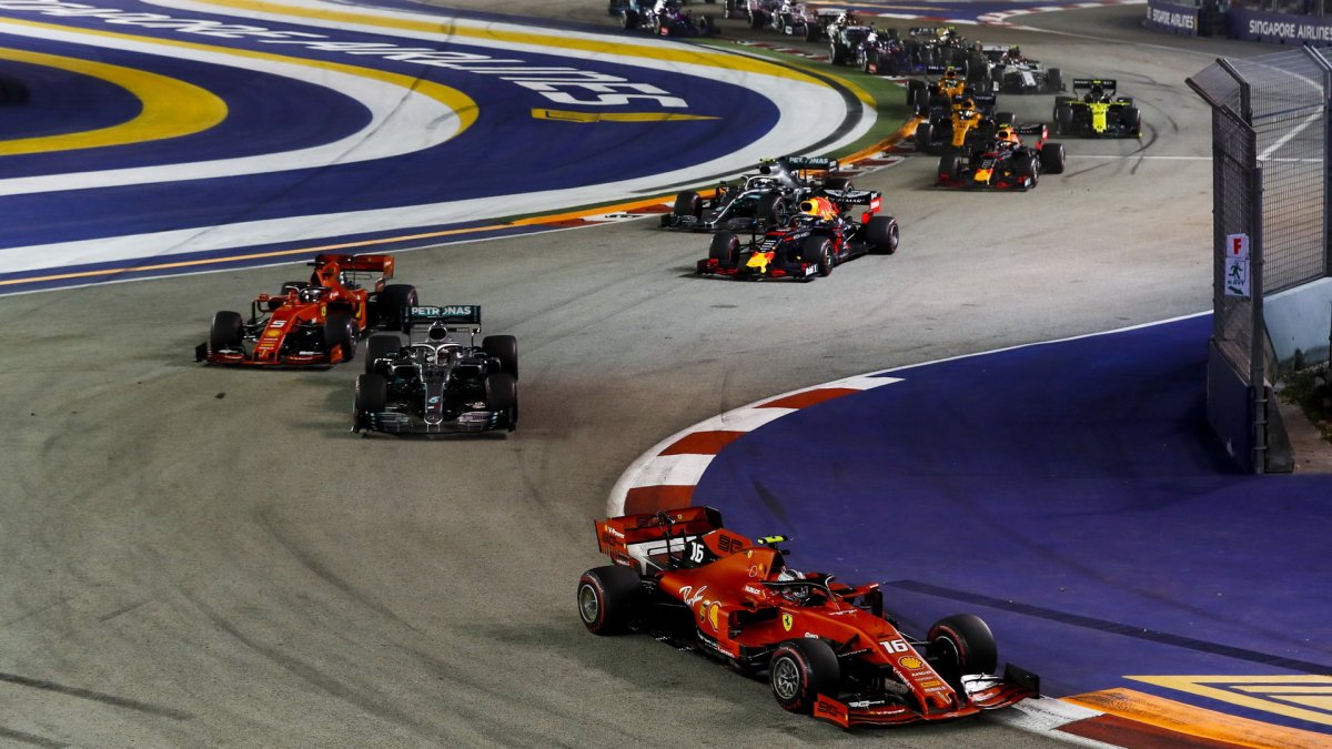 Charles Leclerc po startu závodu v Singapuru