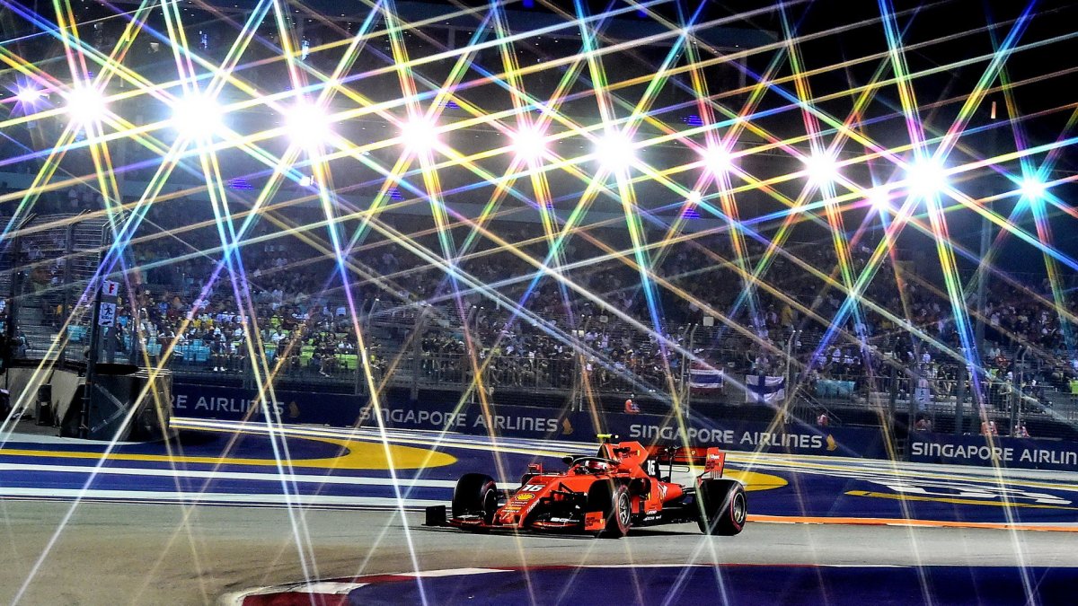 Charles Leclerc v závodě v Singapuru