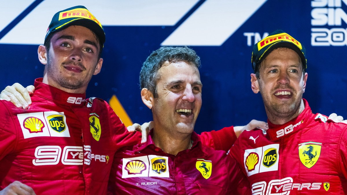 Charles Leclerc a Sebastian Vettel na pódiu po závodě v Singapuru