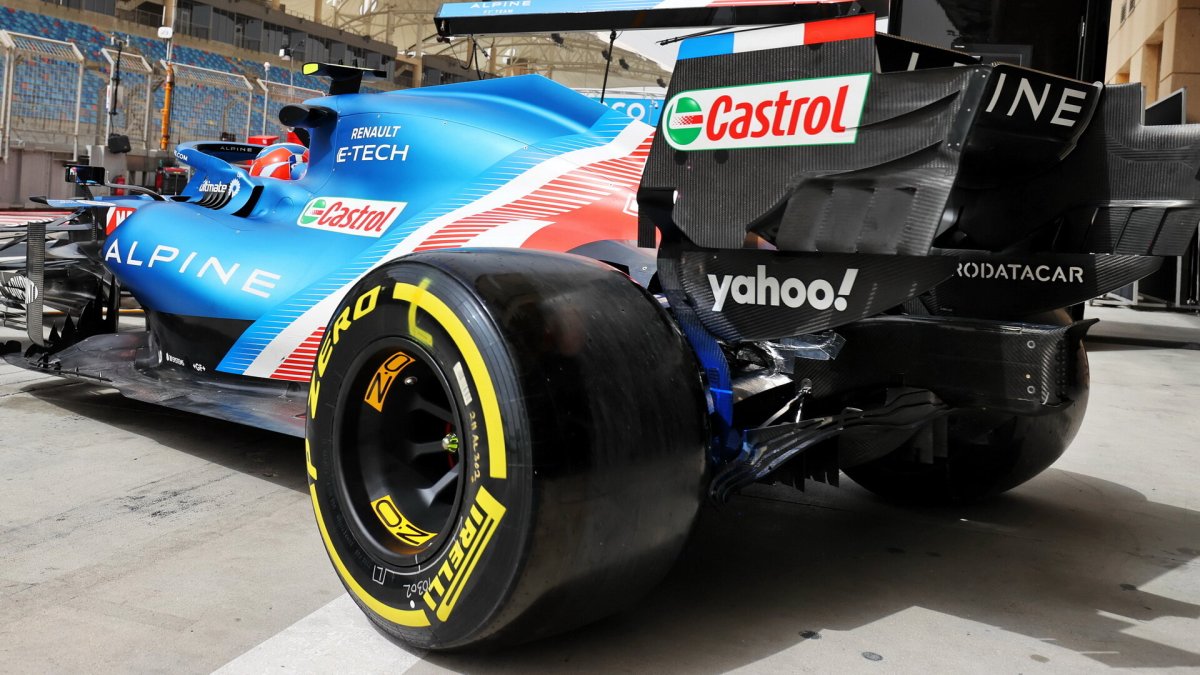 Esteban Ocon a detail zadního křídla - první předsezonní testy v Bahrajnu