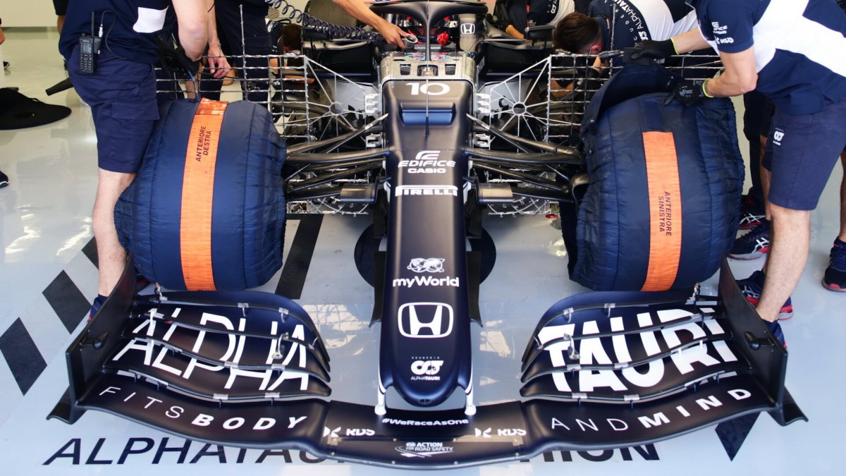 Pierre Gasly a detail předního křídla - první předsezonní testy v Bahrajnu