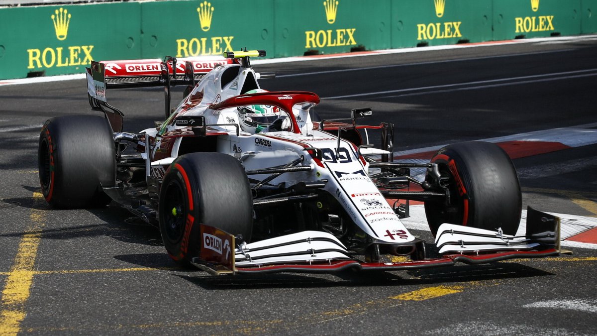 Antonio Giovinazzi - závod v Baku