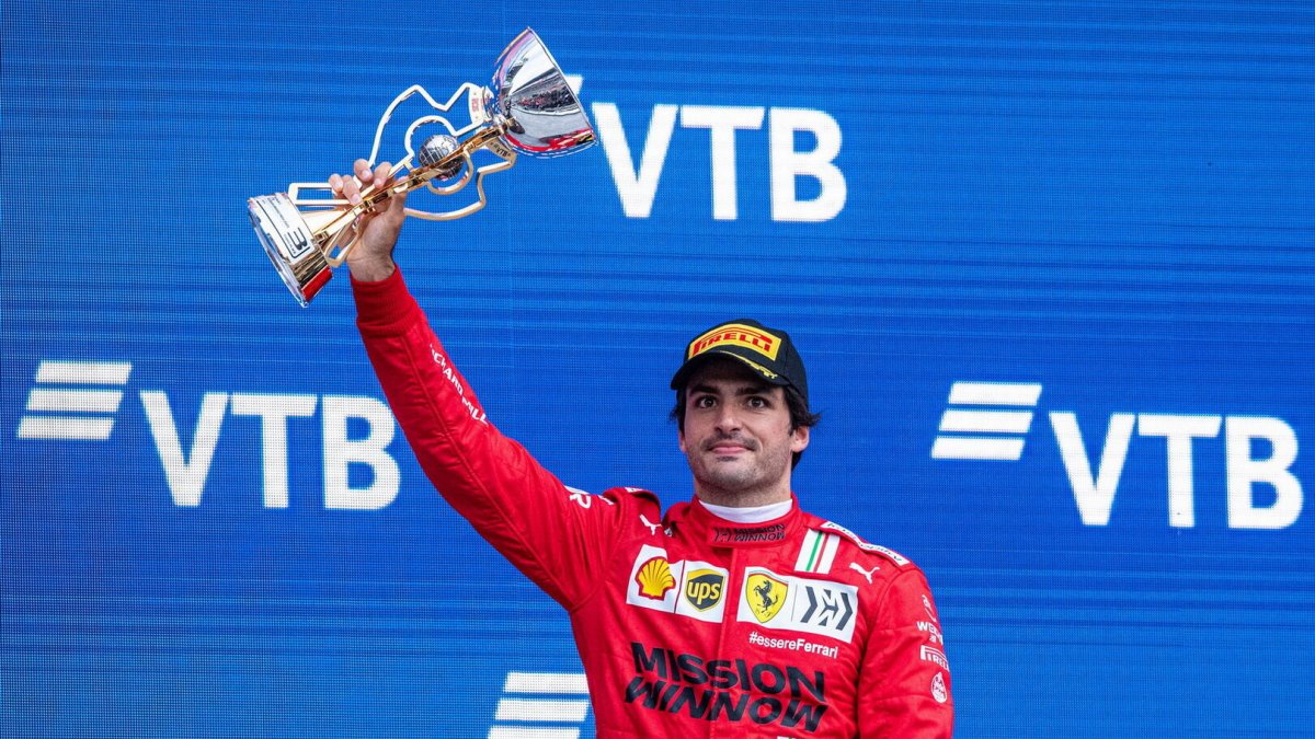 Carlos Sainz se svou trofejí za třetí místo po závodě v Soči