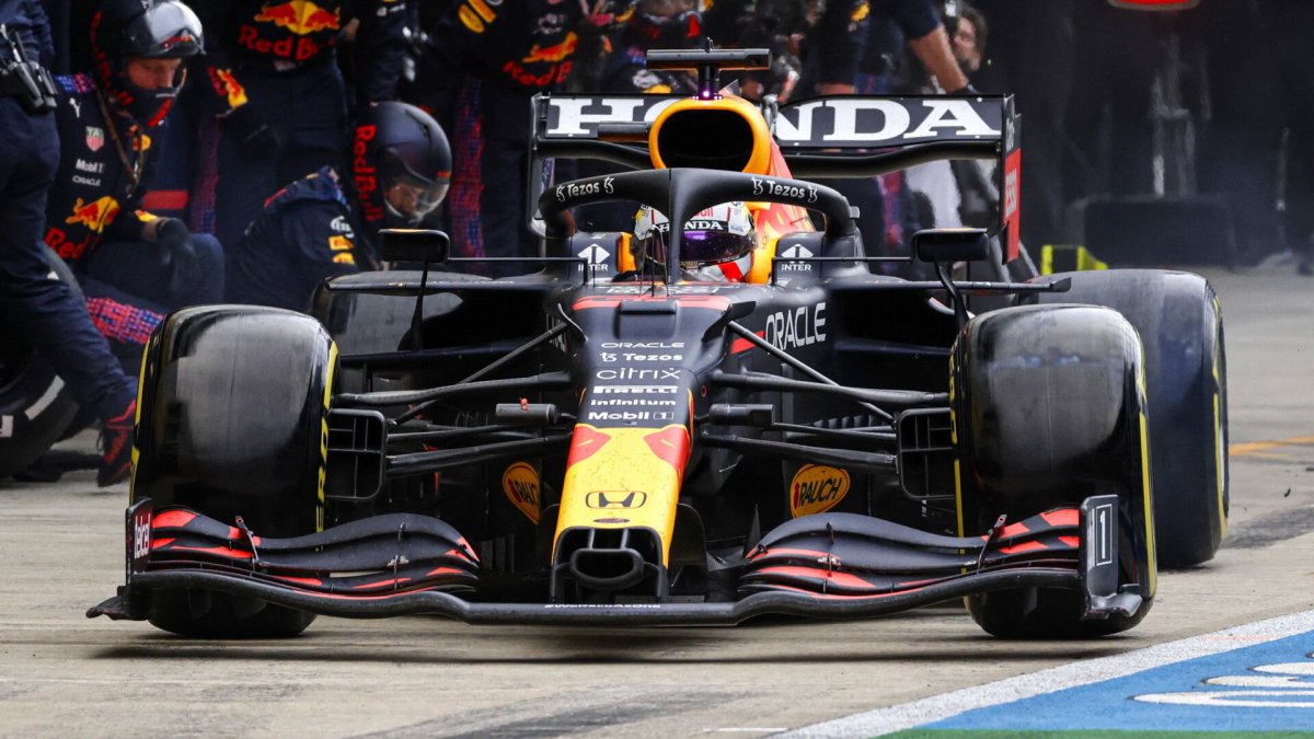 Max Verstappen v závodě v Soči
