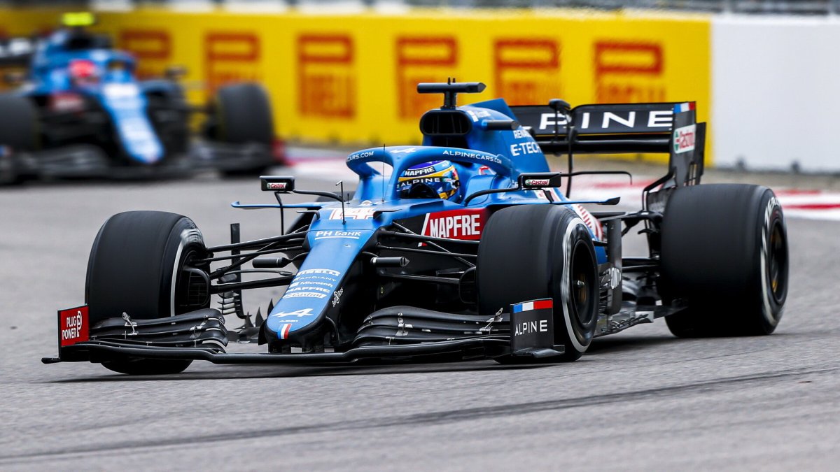 Fernando Alonso v závodě v Soči