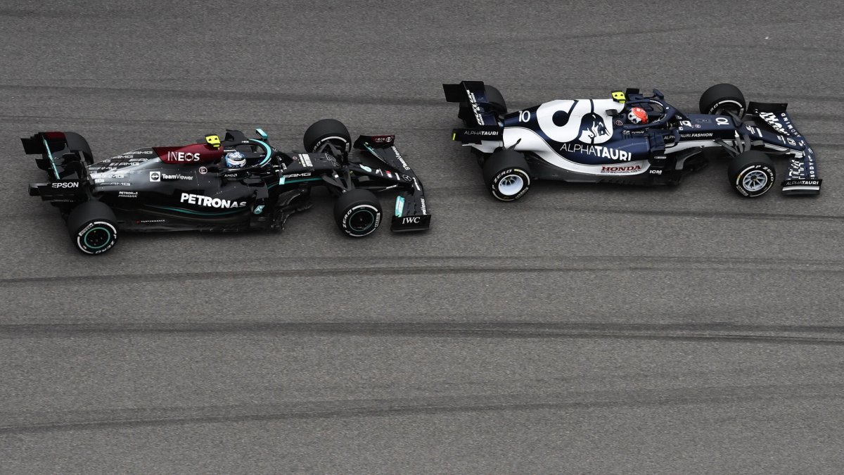 Valtteri Bottas a Pierre Gasly v závodě v Soči