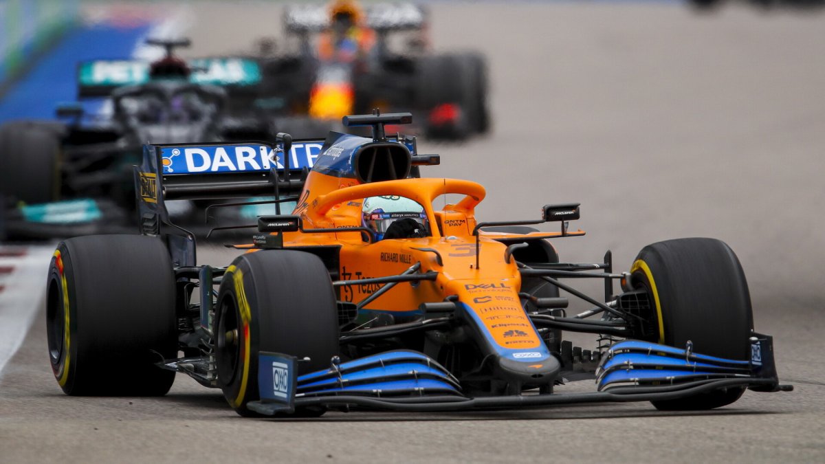Daniel Ricciardo v závodě v Soči