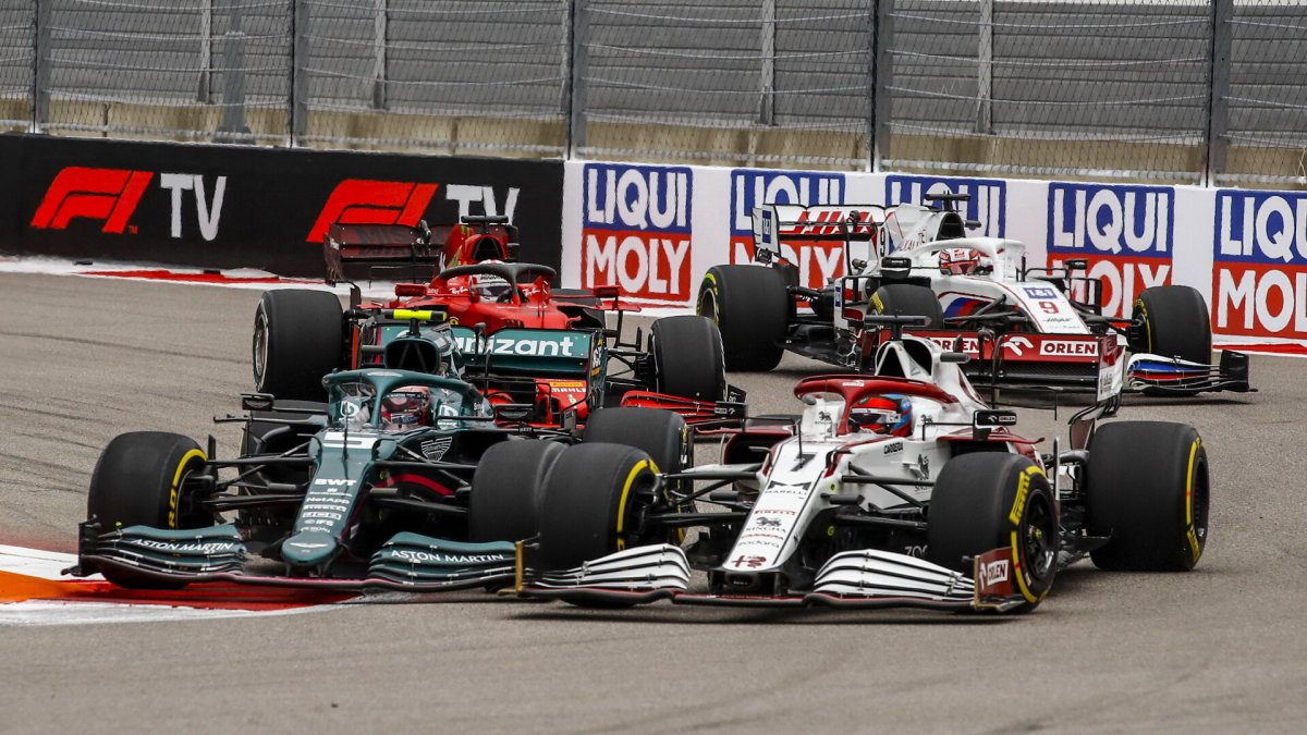 Kimi Räikkönen a Sebastian Vettel v závodě v Soči