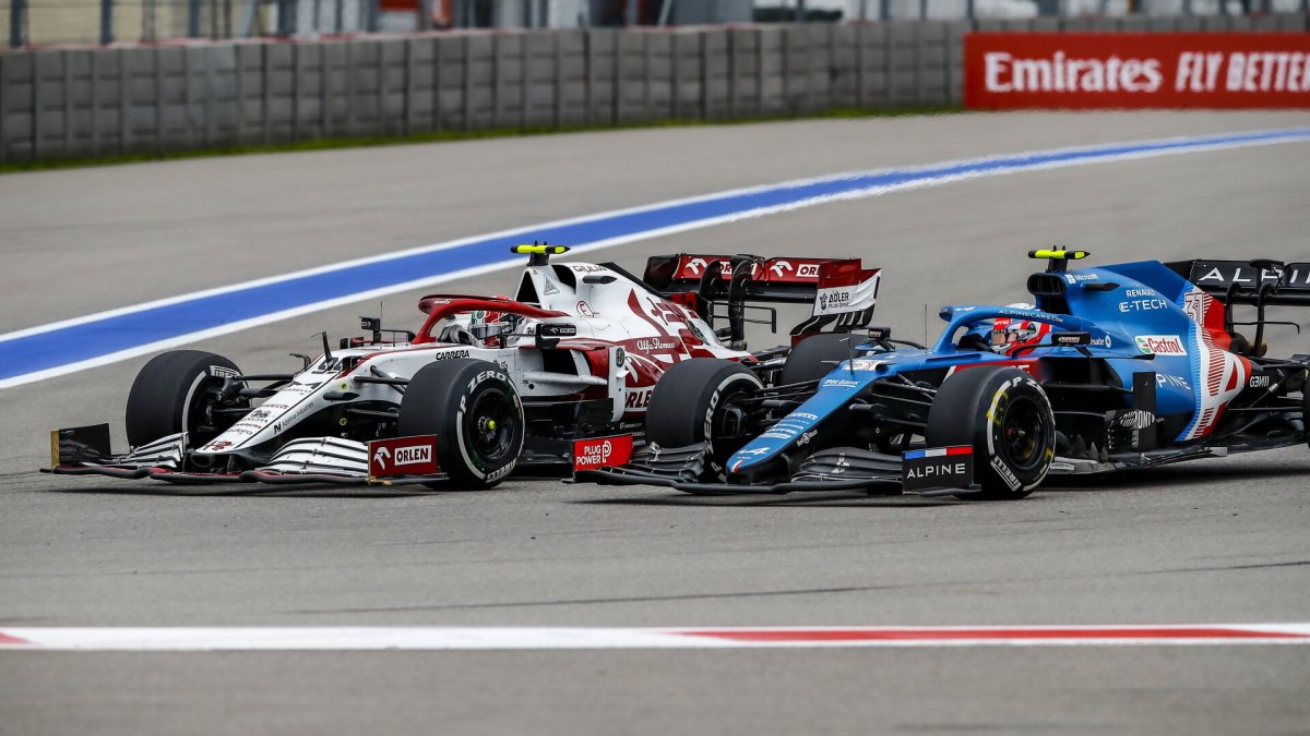 Antonio Giovinazzi a Esteban Ocon v závodě v Soči